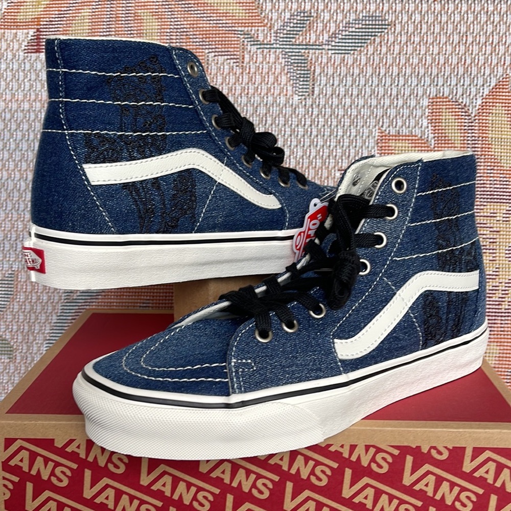 Vans WMNS Sk8-Hi Tapered
Denim Embroidery Navy/White
VNOA5KRUNAV
Sneakers - Picture 9 of 16